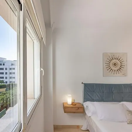 Elegant Apartment, Steps From The Sea With Parking Included * Marbella