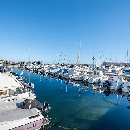Elegant Apartment, Steps From The Sea With Parking Included *