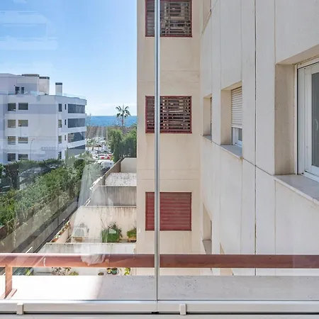 Apartment Elegant Apartment, Steps From The Sea With Parking Included