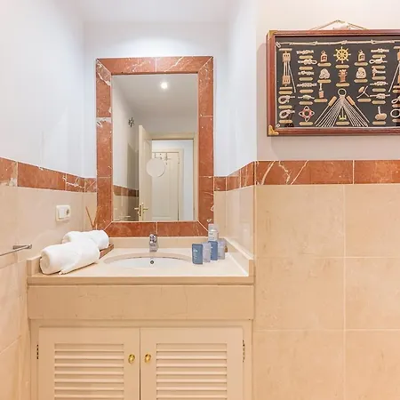Elegant Apartment, Steps From The Sea With Parking Included *