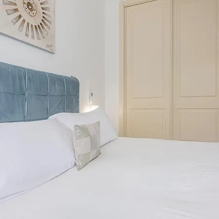 Apartment Elegant Apartment, Steps From The Sea With Parking Included *