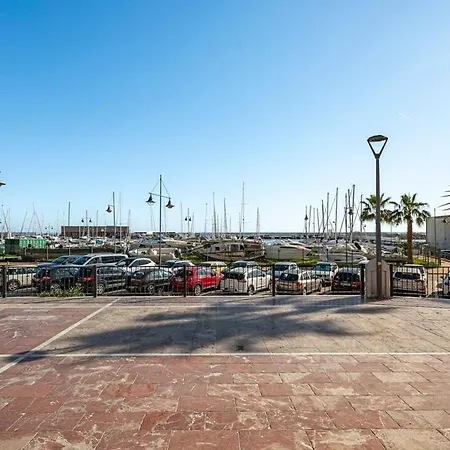 Elegant Apartment, Steps From The Sea With Parking Included