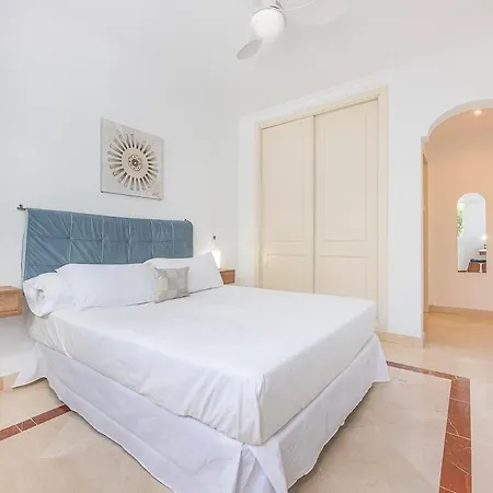 Elegant Apartment, Steps From The Sea With Parking Included * Marbella