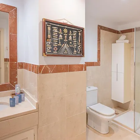 Elegant Apartment, Steps From The Sea With Parking Included Marbella